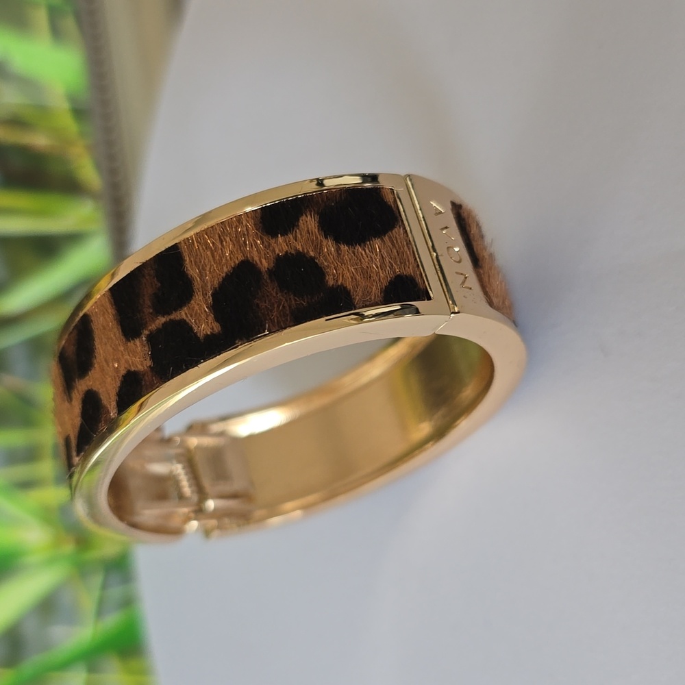 Avon Leopard Faux Fur Gold Tone Hinged Bangle Bracelet NIB - Picture 6 of 8